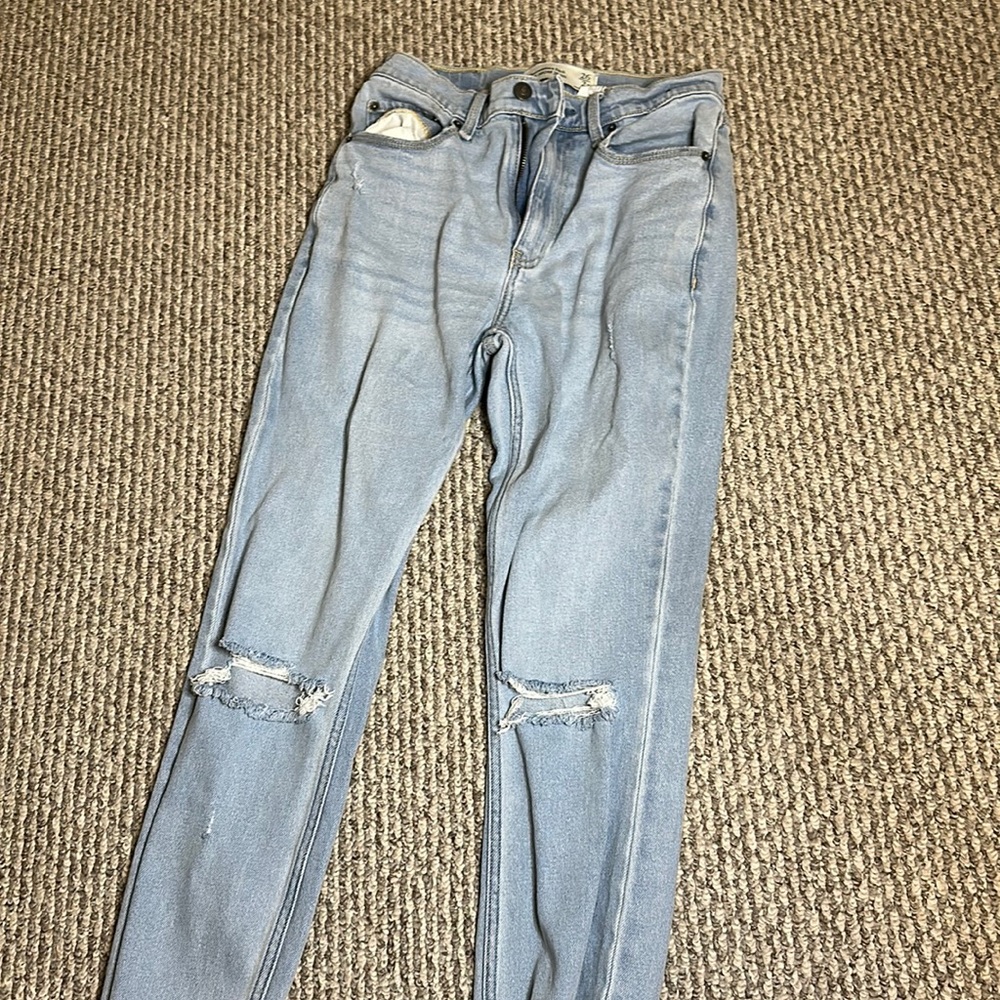Abercrombie Mom Jean size 26/2 never worn but doesn’t have tags MOM JEAN